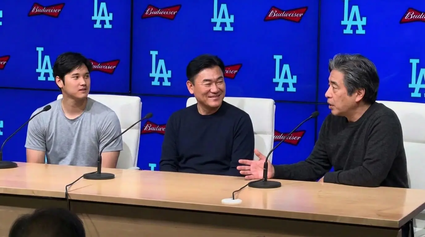 国立競技場の記者会見場での久保建英、三木谷浩史、ジョン・カビラ
